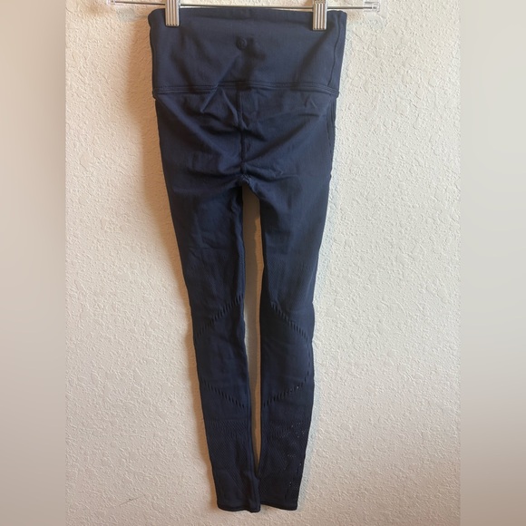 Lululemon Reveal Tight Precision 25" Boysenberry Size 2 - Picture 5 of 9